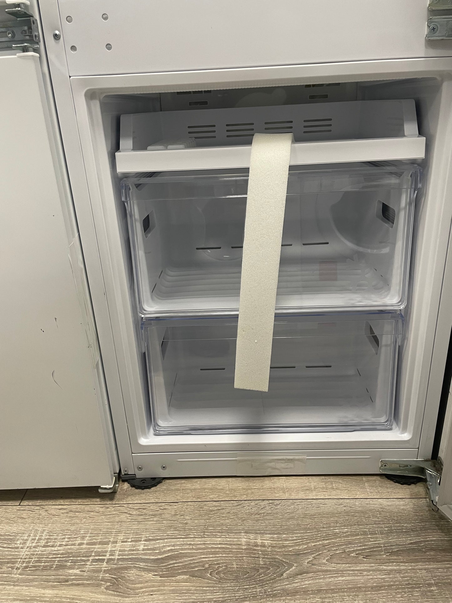 Samsung BRB26615FWW_WH Built-in Frost free Fridge freezer - White