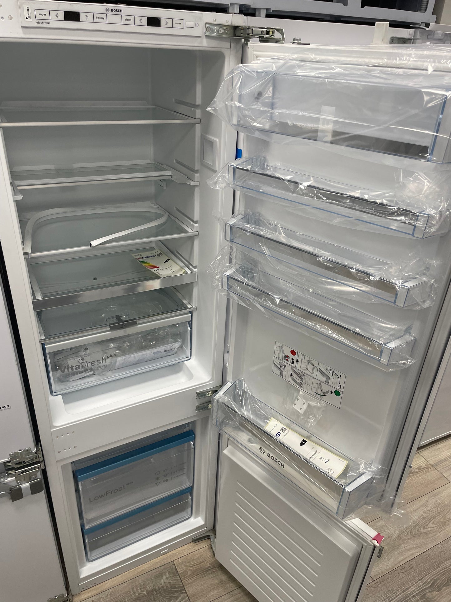 BOSCH Serie 6 KIS86AFE0G 60/40 Integrated Fridge Freezer - Fixed Hinge