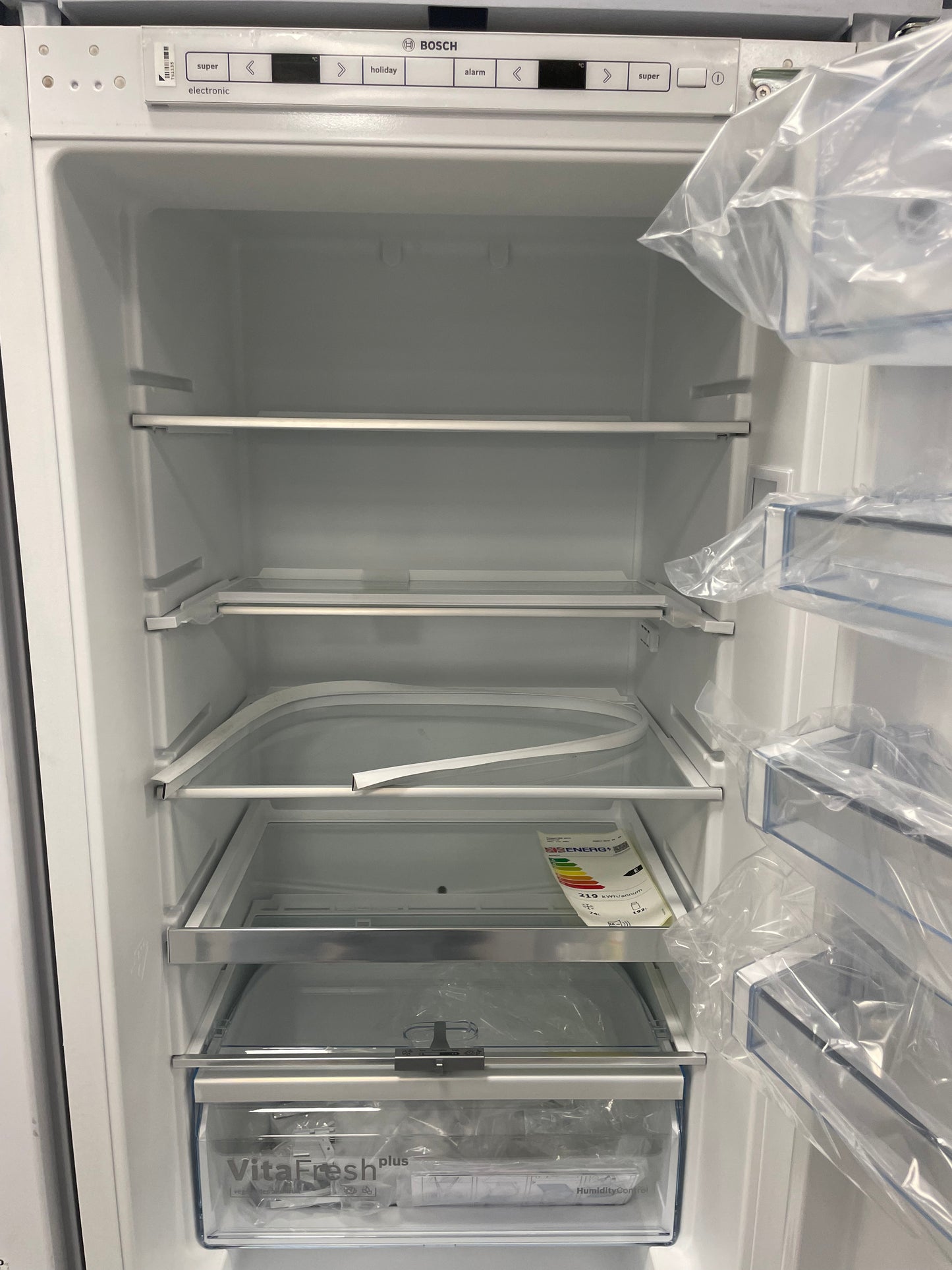 BOSCH Serie 6 KIS86AFE0G 60/40 Integrated Fridge Freezer - Fixed Hinge