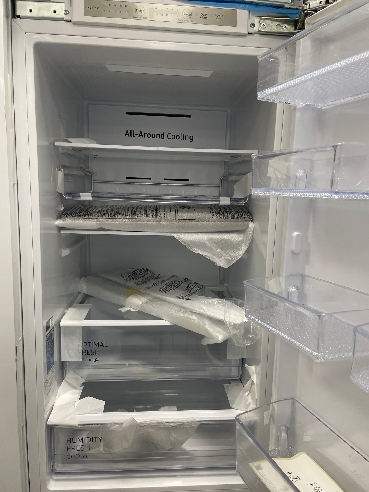 Samsung BRB26615FWW_WH Built-in Frost free Fridge freezer - White