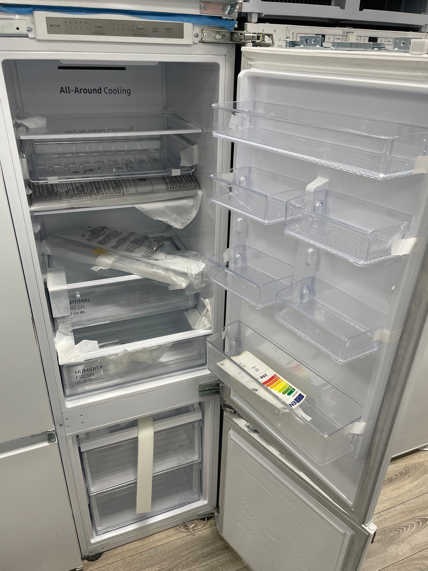 Samsung BRB26615FWW_WH Built-in Frost free Fridge freezer - White