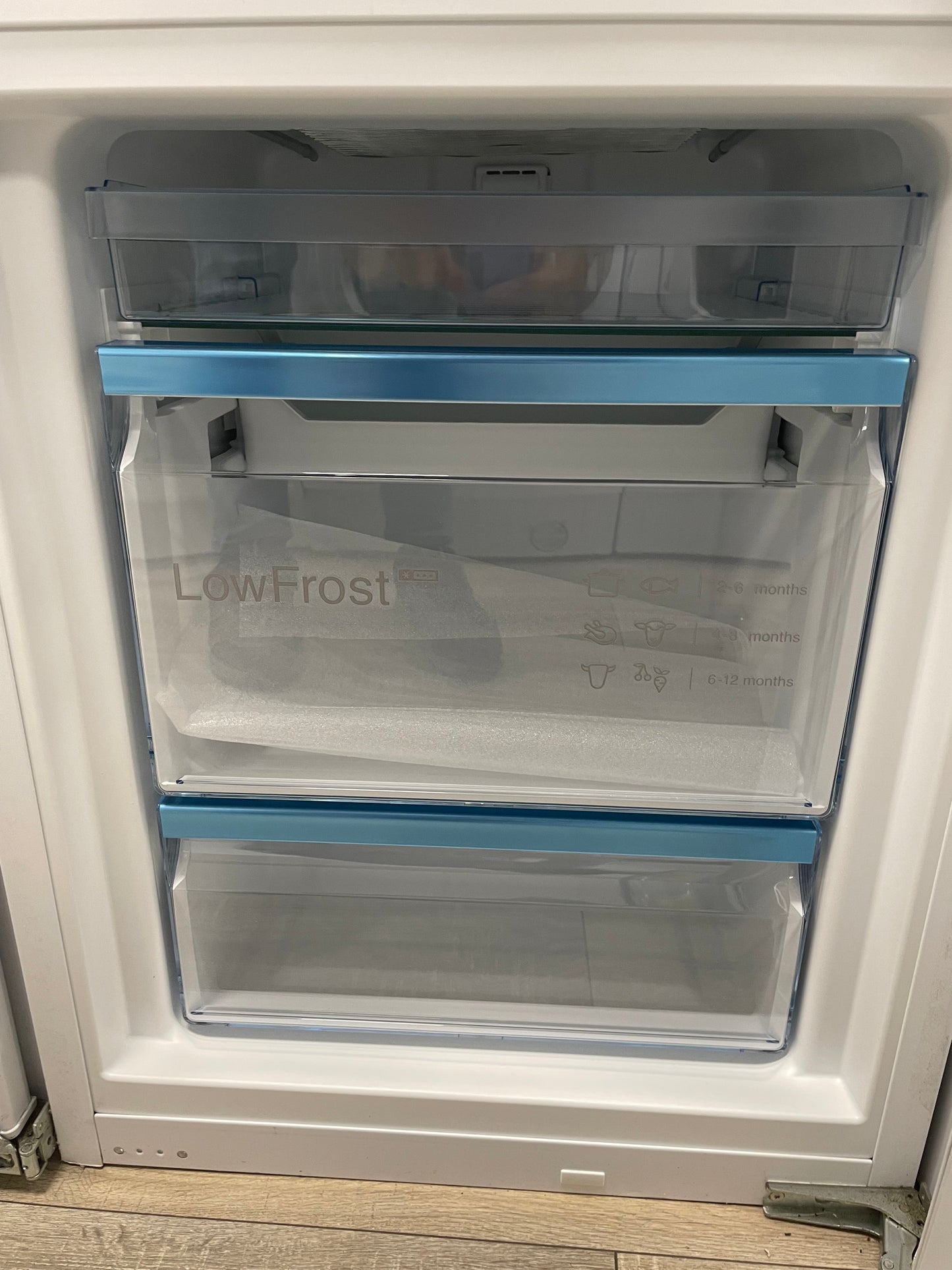 BOSCH Serie 6 KIS86AFE0G 60/40 Integrated Fridge Freezer - Fixed Hinge