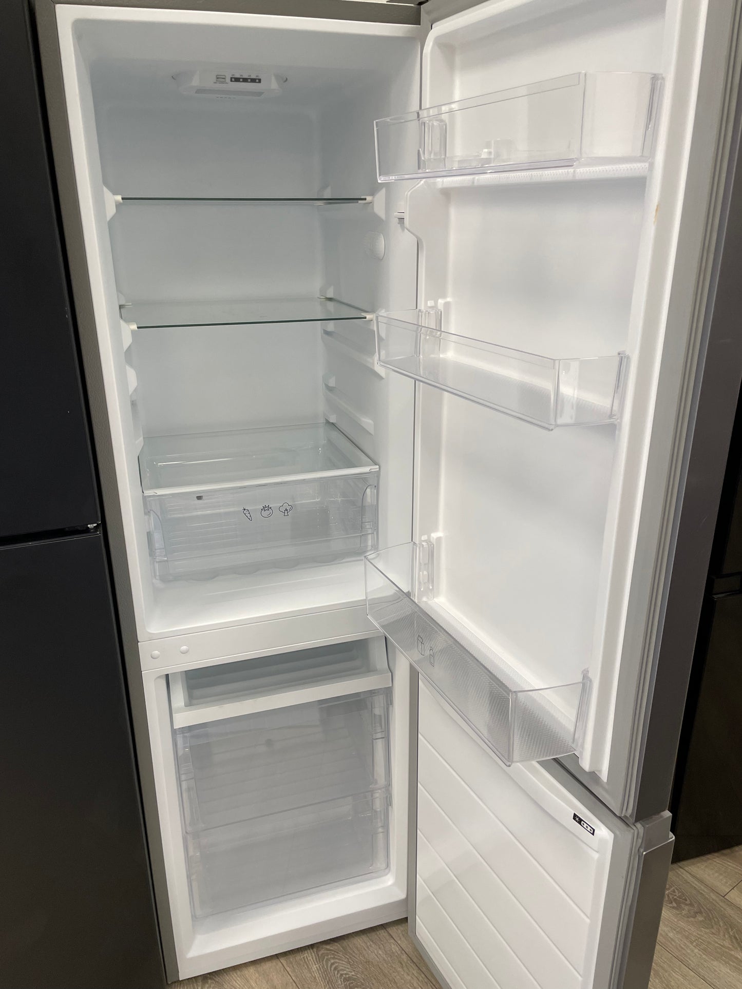 LOGIK LFC50S23 60/40 Fridge Freezer - Silver